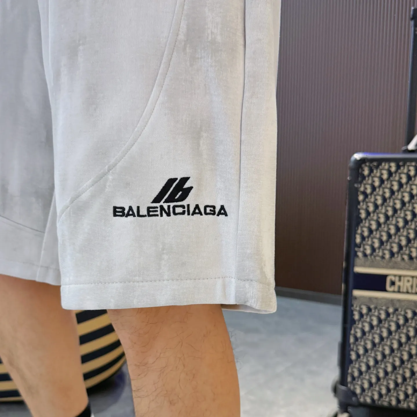 Balenciaga's three-standard complete 2026 summer New Arrival men's casual shorts, advanced custom-made Breathable fabric, Breathable fabric, extremely stretchy and comfortable, impeccable details, top-grade accessories, original logo design concept, delicate and soft feel! The upper body fit is awesome! Size: M-XXXL Please state your height and weight when ordering